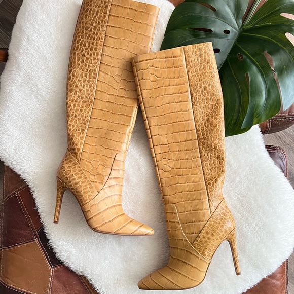Like new! Vince Camuto •Fendels Boots• - Picture 4 of 10